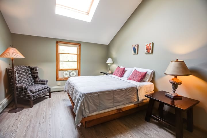 El dormitorio 1 tiene un gran tragaluz, armario y mucho espacio. 