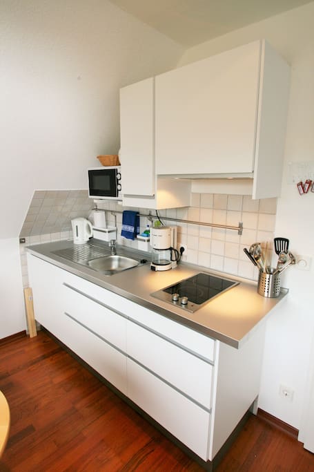DG 20 qm Pantryküche mit 2 Platten-Induktionsfeld, Kühlschrank mit Gefriereinheit