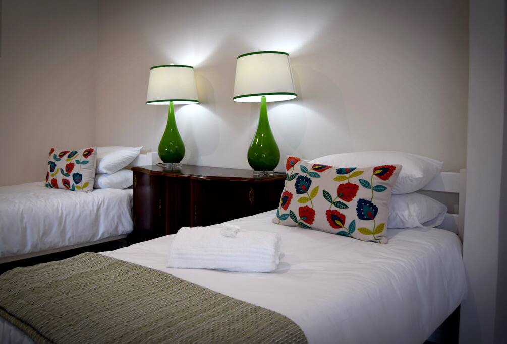 2 Single beds with en suite bathroom