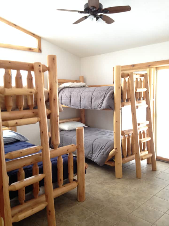 Spavaća soba s 2 odvojena kreveta/2 odvojena kreveta/2 odvojena kreveta (širine 150-179 cm)