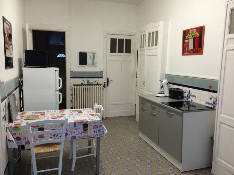 Cuisine avec placards et tout le matériel pour cuisiner