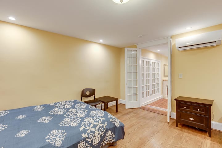 ห้องนอนสวีทสะใภ้ 2 ที่ชั้น 1 เตียงควีนไซส์ 1 หลังเตียงเดี่ยวนอนได้ 3 คน