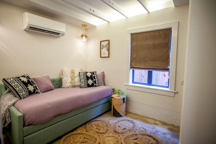 ห้องนอน 4

นี่เป็นเตียงนอนพร้อมเตียงเดี่ยว 2 เตียง  ห้องนอนมีห้องน้ำส่วนตัว