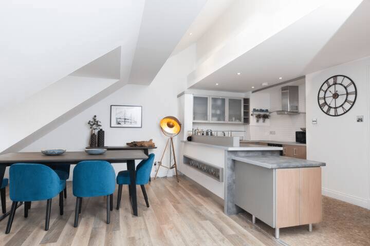 Stylish duplex with private parking in city centre