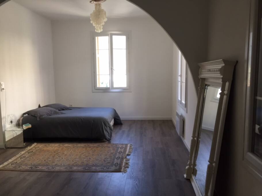 Grande chambre avec vue sur les montagnes