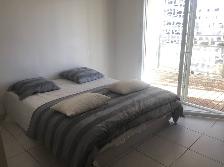 Chambre avec accès au balcon