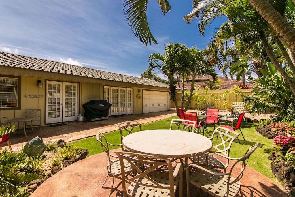 Front Courtyard Dining Area and BBQ with Plenty of Privacy