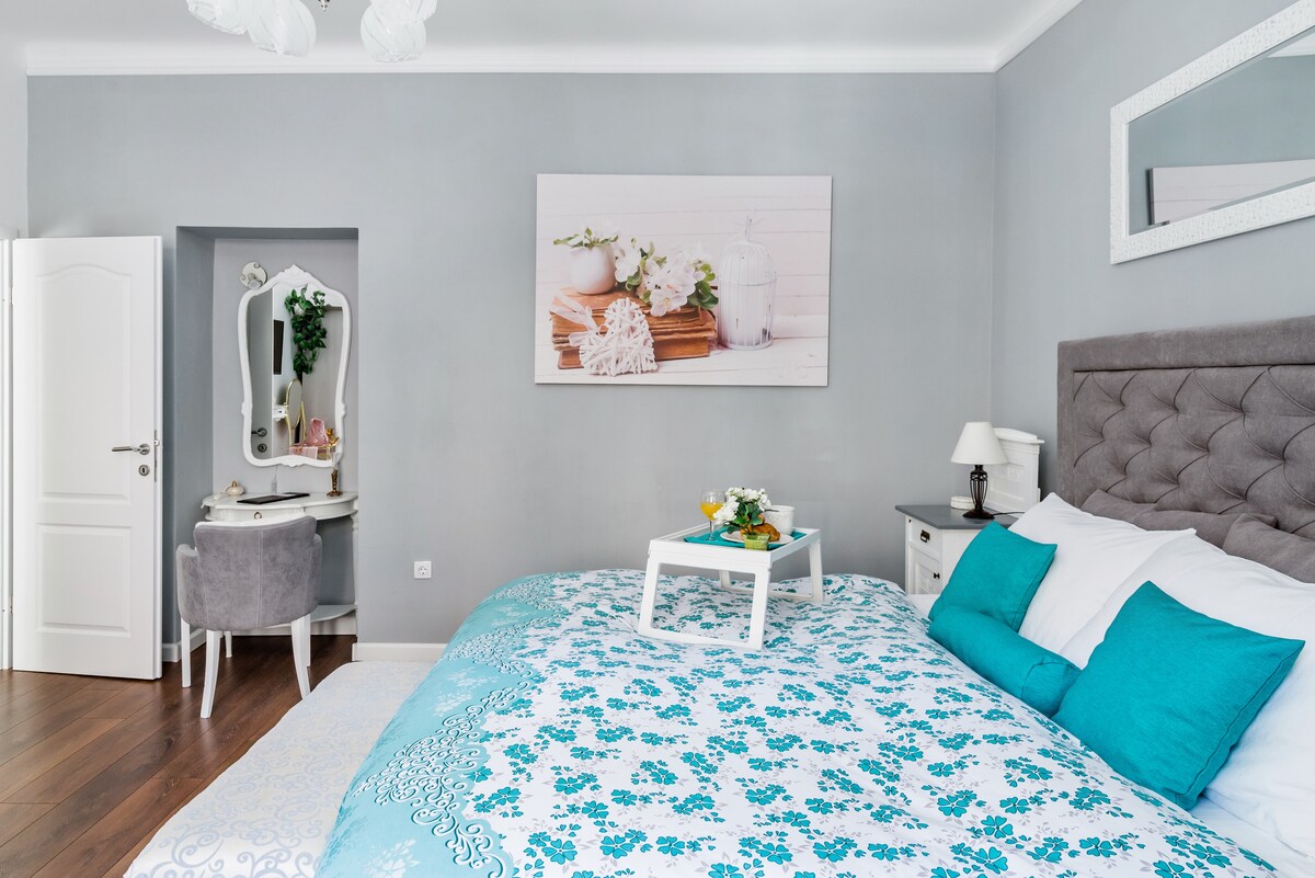 Greystar - Walk to the Beach from a Romantic Gem