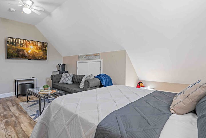 This cozy Queen Suite is perfect for any traveler looking for a comfortable place to stay. Enjoy the convenience of a couch and mini fridge, perfect for relaxing after a long day of sightseeing.