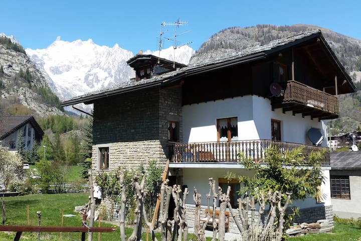 Apartment in Courmayeur close to the cable cab