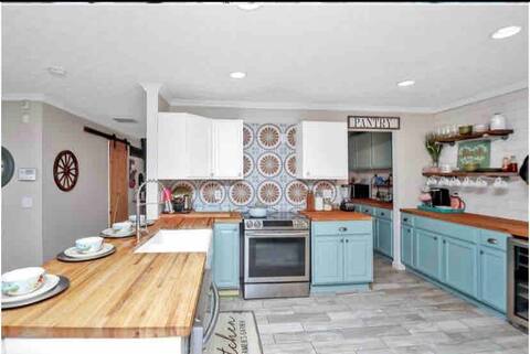 Southern City Farm House sleeps 18+