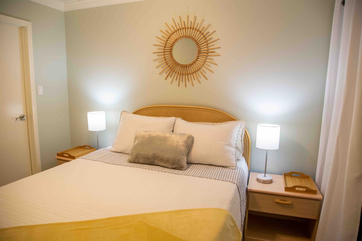 Chumba cha kulala kilicho na kitanda cha starehe chenye godoro la juu. Chumba cha kulala kina televisheni janja mpya ya inchi 43 kwenye mlima wa ukuta unaovutwa. 