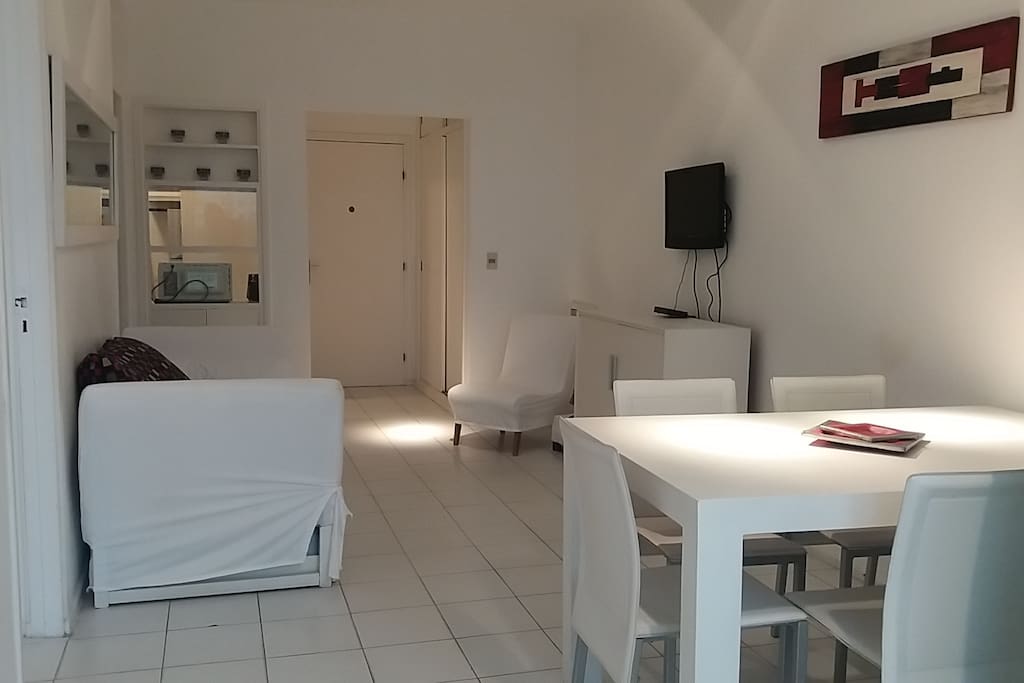 Vista hacia la puerta de entrada del apartamento.