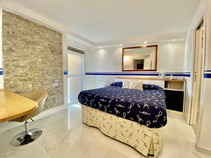 New Design Double Room In The Plaza - No Steps! - Riomaggiore
