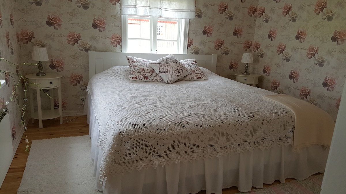 Chumba cha kulala cha ghorofani kilicho na kitanda cha watu wawili (inawezekana kuweka kitanda cha watoto hapo) 