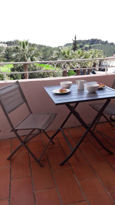 Balcon avec vue sur mer et le golf