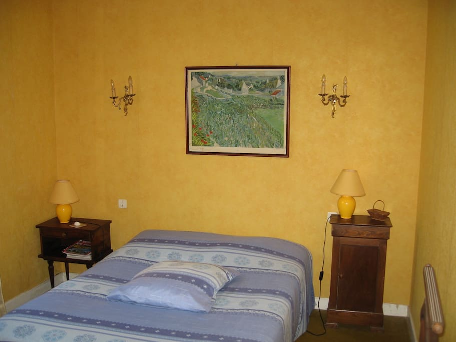 Chambre jaune avec lit 140