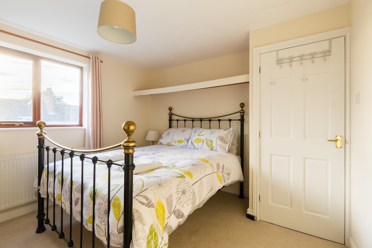 Chumba cha kulala 5 King bed. (11' x 11'). Chumba cha godoro la ziada (kimetolewa) ikiwa inahitajika. Lean-to rafu na reli za WARDROBE. Mwenyekiti. Kitanda cha kitanda na taa.