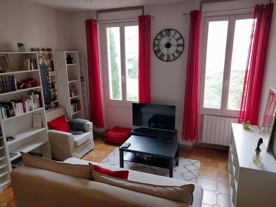 Zoom sur le salon. // The living-room again.