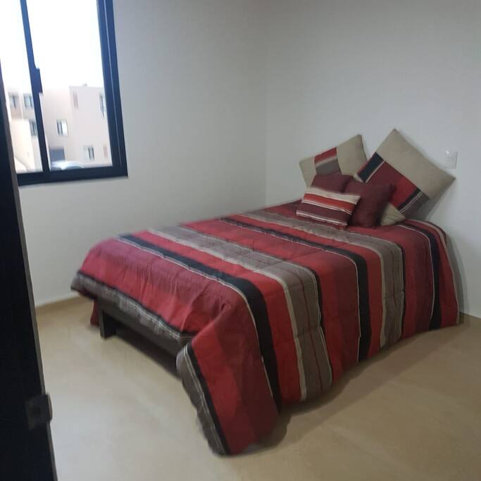Recamara con cama Matrimonial, Closet y TV