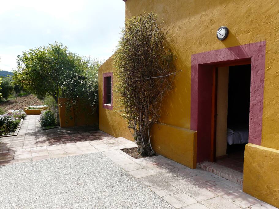 Fachada y puerta del apartamento