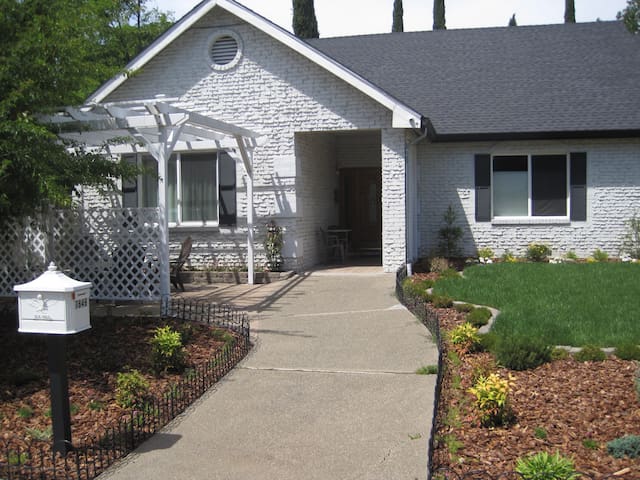 Beautiful 2 Bedroom Suite with Private Entrance A