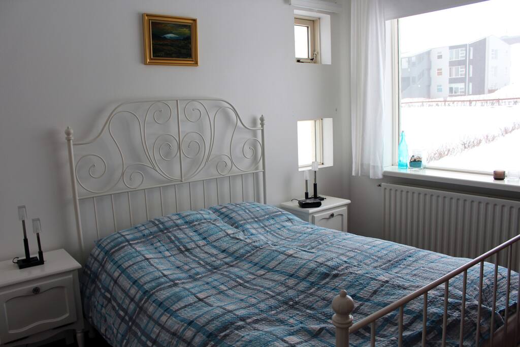 The guest room is spacious, bright and cozy, the bed is 140x200 and has two 1 person duvets and 4 pillows.