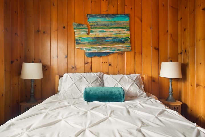 “The cozy Washington room’s queen bed was comfy and provided a very peaceful night of sleep. This really feels like an authentic cabin experience but with all the comforts of a very well-equipped home.” Chris, *****