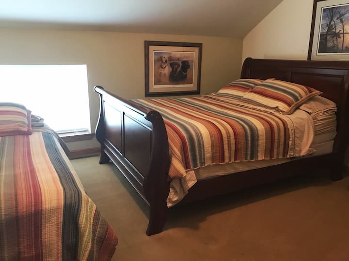 Queen bed with twin bed