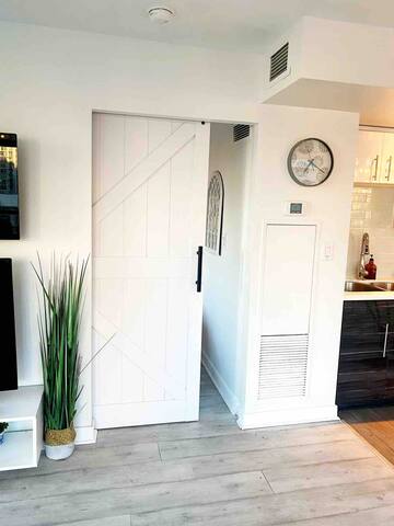 Beautiful 2 Bed 2 Bath 2 Balc Corner Unit-Downtown gallery image 3