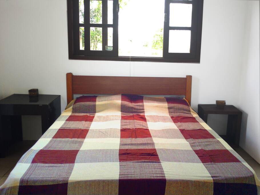 Quarto com cama de casal.