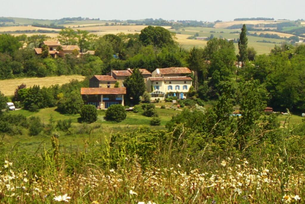 Le Hameau vue depuis le chemin de crête, au printemps