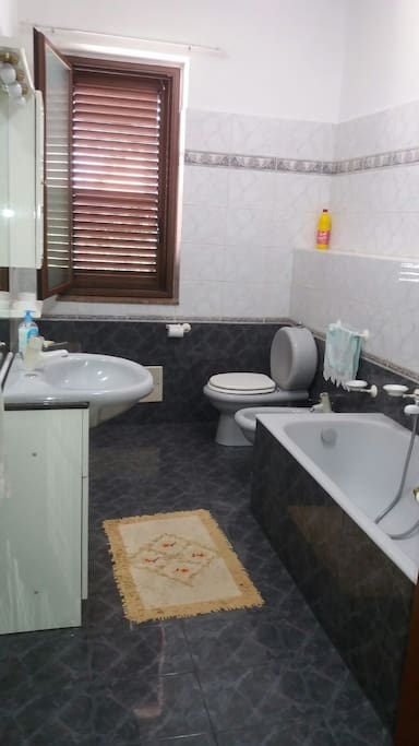 bagno grande con vasca e doccia