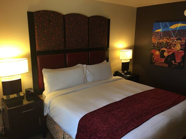 Luxury 3BD/3BA Penthouse Villa on Las Vegas Strip! gallery image 3