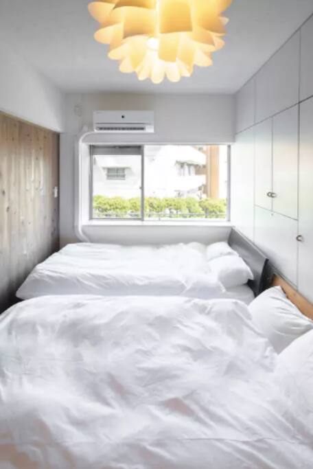 Beautiful bedroom and you would have a good dream here. 漂亮的卧室,你会在这里有个好梦的。