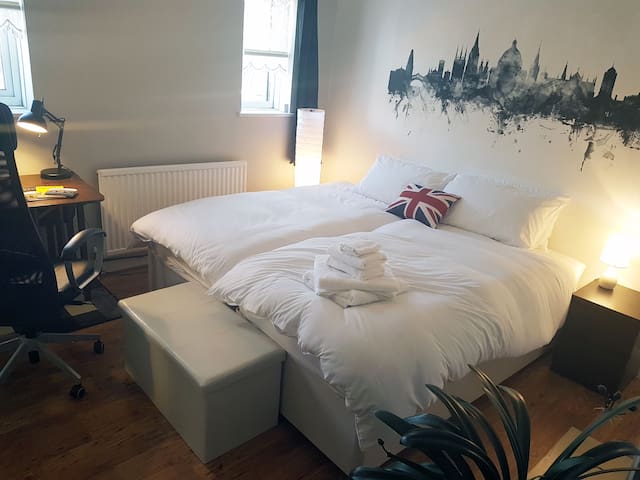 Double/Twin Room nr City Center + Breakfast & Bike