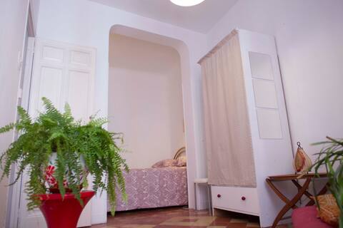 Bonita y luminosa habitación con su sala de estar.