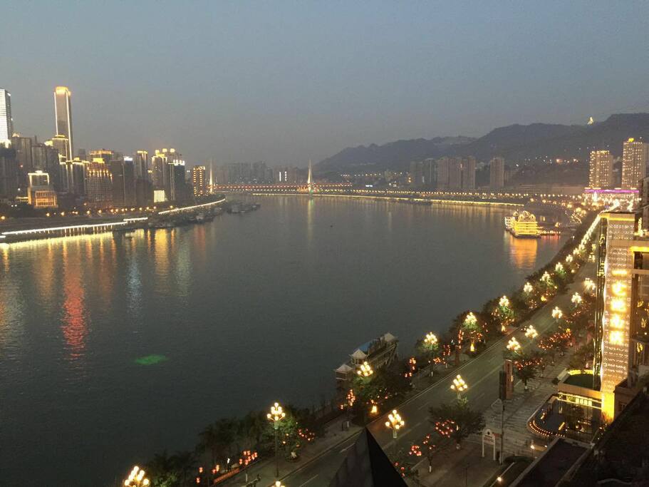 从阳台向右观赏到的南山美景,东水门大桥和南滨路公园。From the balcony you can watch the Nanshan, East Gate Bridge and Nanbin park.