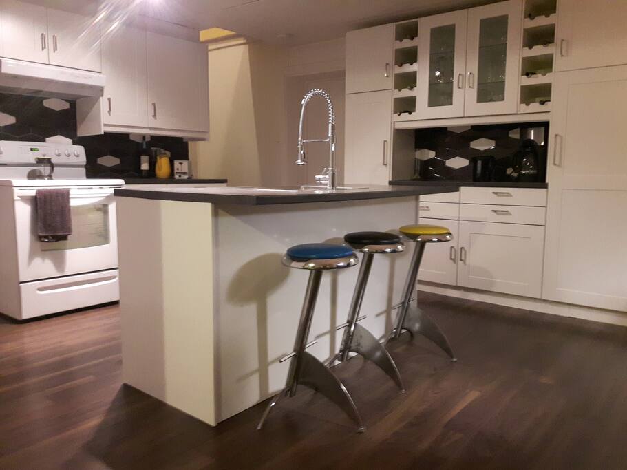 Cuisine entièrment équipé pour recevoir un groupe de 6 à 8 personnes. Les équipements pour enfants sont aussi disponible, ensemble de vaisselle en plastique, bavettes et banc d'appoint.