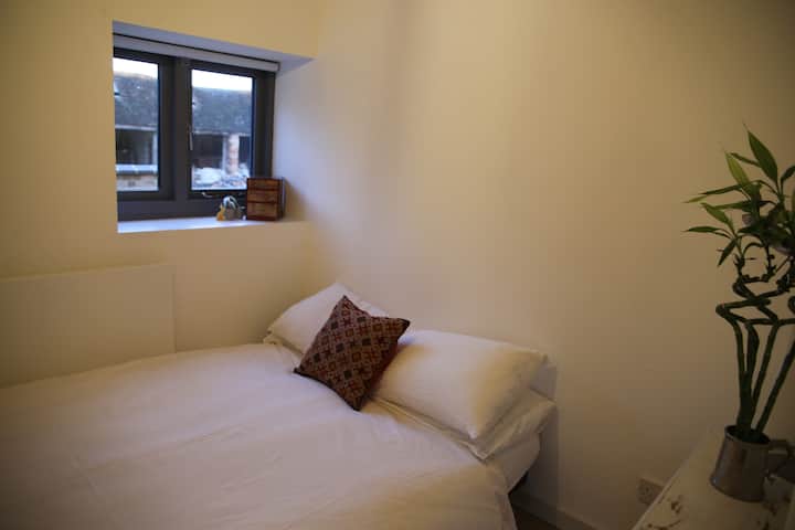 Двоен кревет во трета спална соба, прозорец за отворање, греалка и шина 