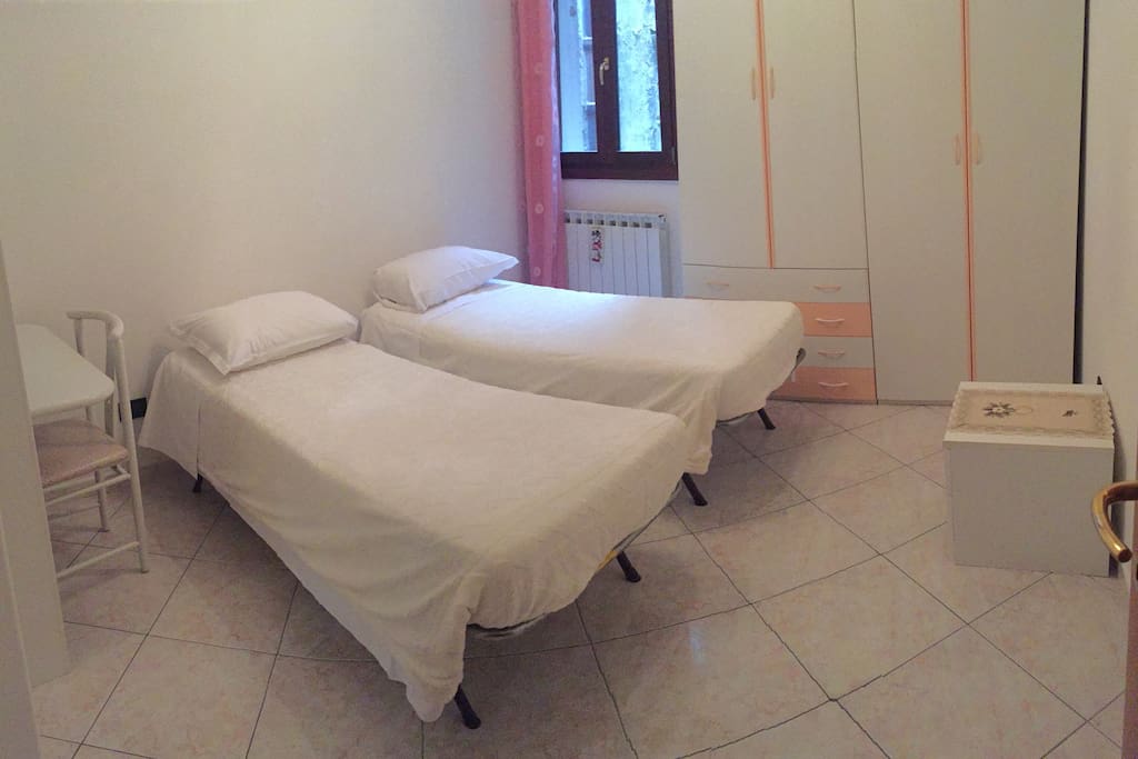 Room With 2 Single Beds