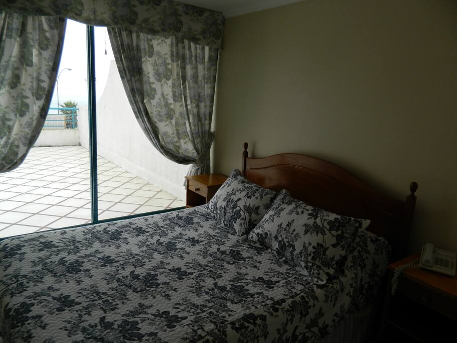 Dormitorio con cama matrimonial.