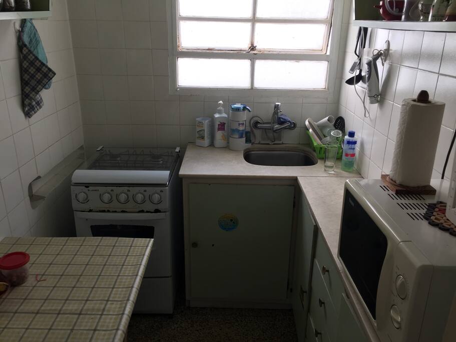 Cocina, microondas, jarra calentadora electrica, filtro de agua.