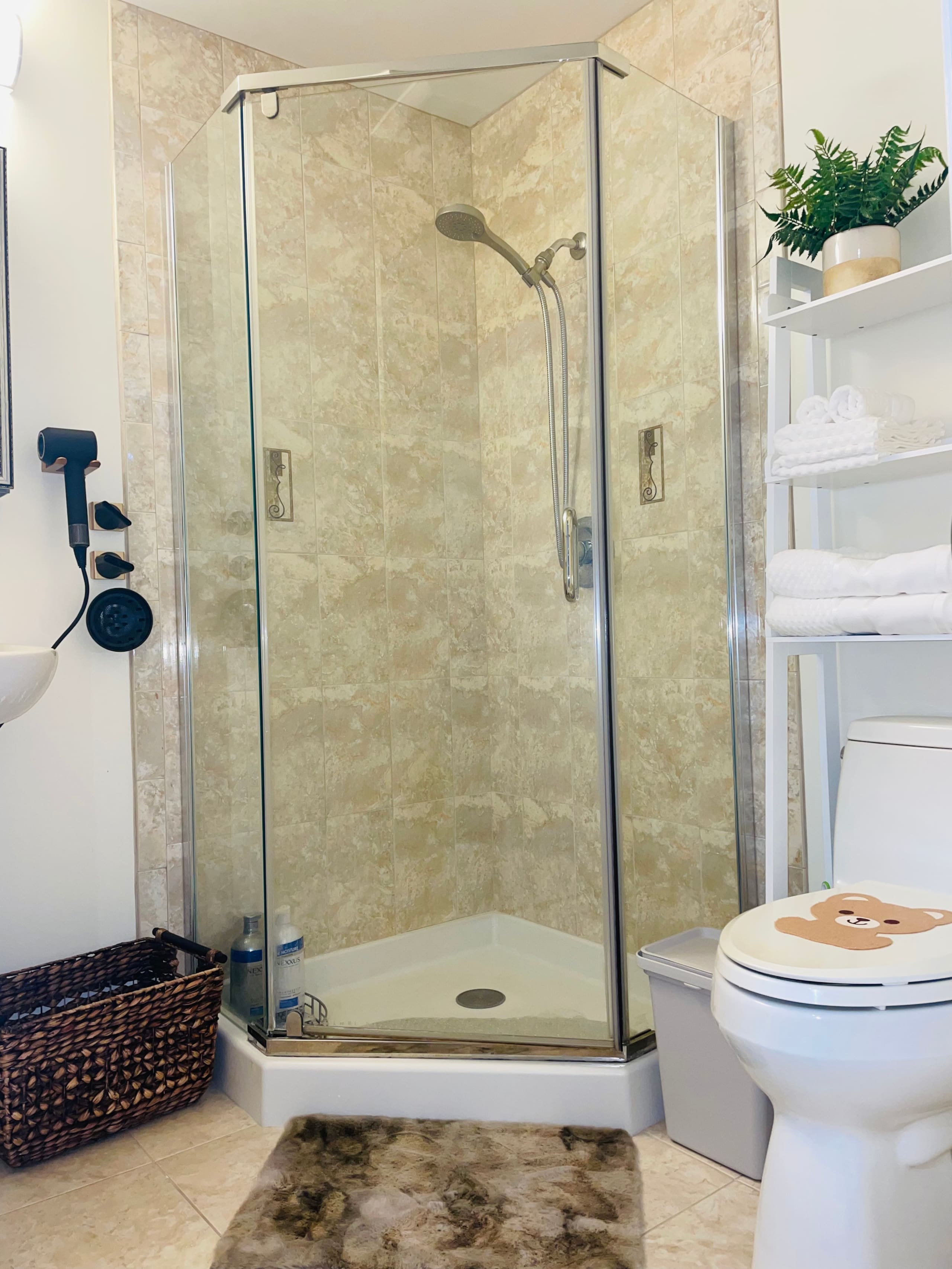 Relaxed 3B/2Ba Home with Private Parking - Image 68