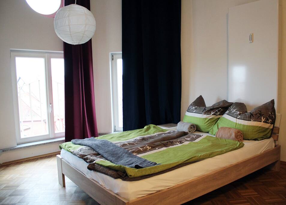 Das Bett mit Ausblick über die Innenstadt.