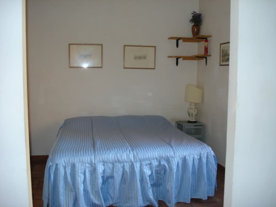 Sleeping area with queen-size-bed or ......