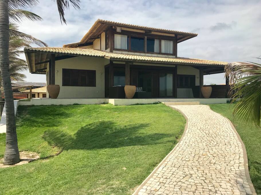 frente da casa com varanda.