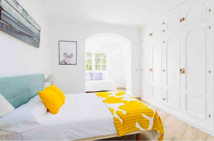 Chumba cha nje kilicho na bafu la chumbani. Mwonekano wa bahari. Uwezo wa hadi watu 3 