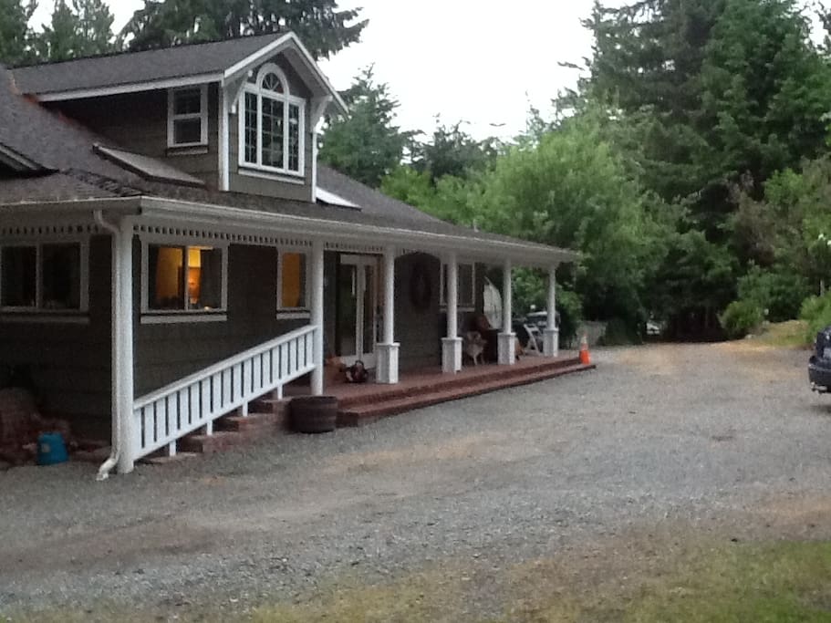 Full drive through access between the main road and the side lane allow for easy parking as well as the great back porch for evening rocking in the antique rocking chairs