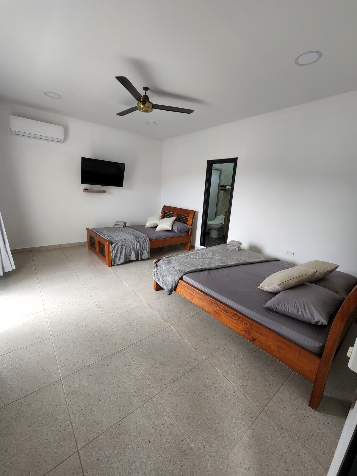 غرفة نوم رئيسية بحمام خاص وشرفة 